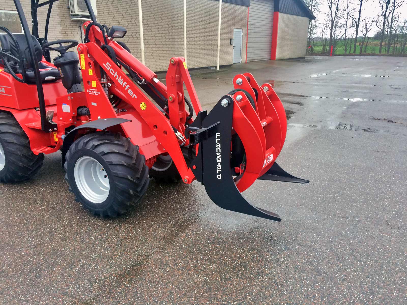 fransgard sk950 grapple on red tractor
